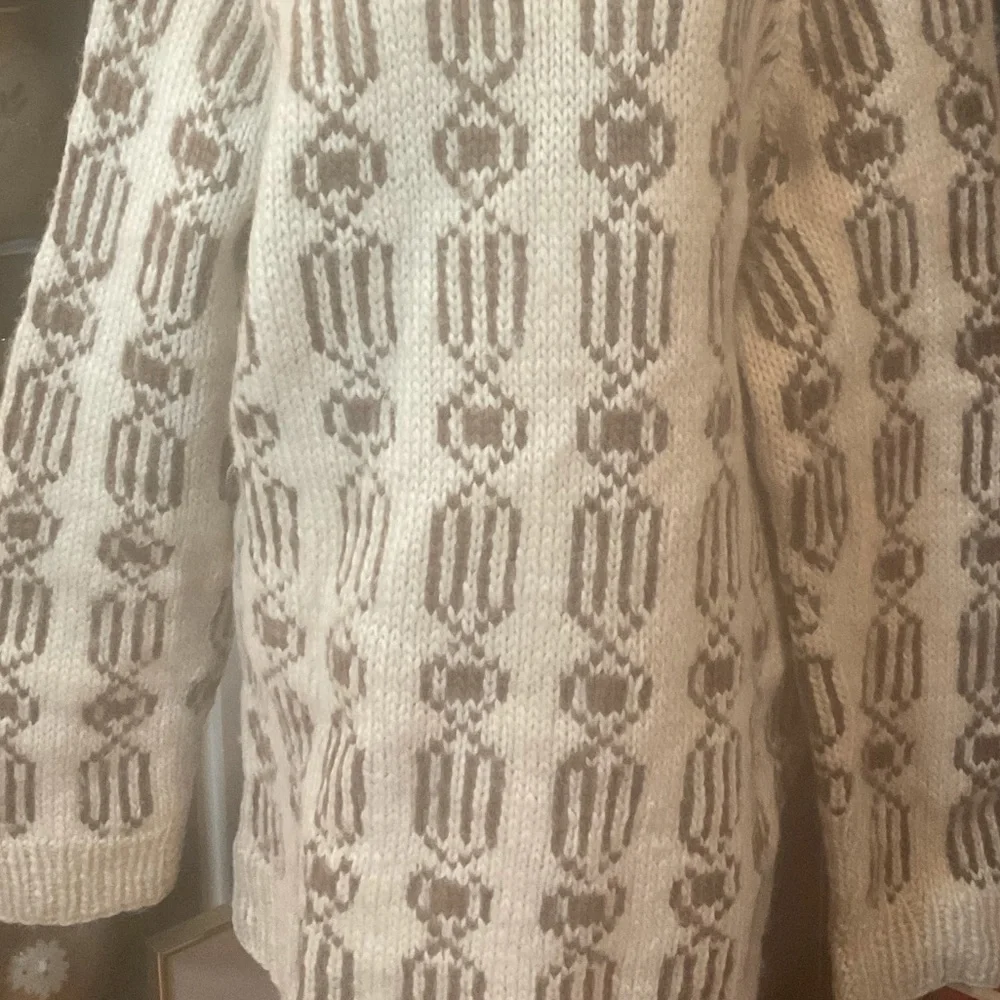 “HAND KNIT” Vintage Beige and Brown Patterned 100% Wool Sweater. - Picture 6 of 12